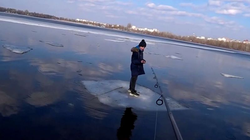 Rybář v Kyjevě zachránil hocha plujícího po řece na kře